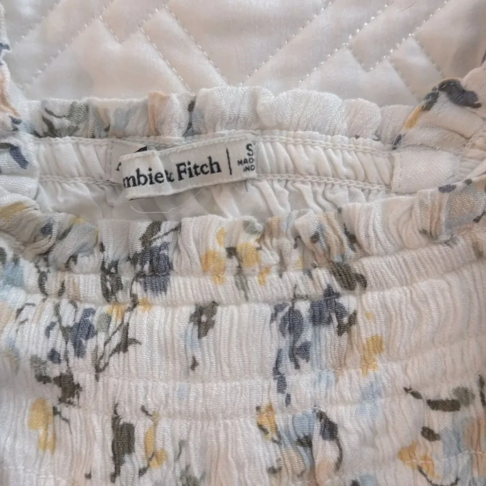 White floral Abercrombie and fitch tank top with stretch - size S lightly worn - Picture 2 of 4